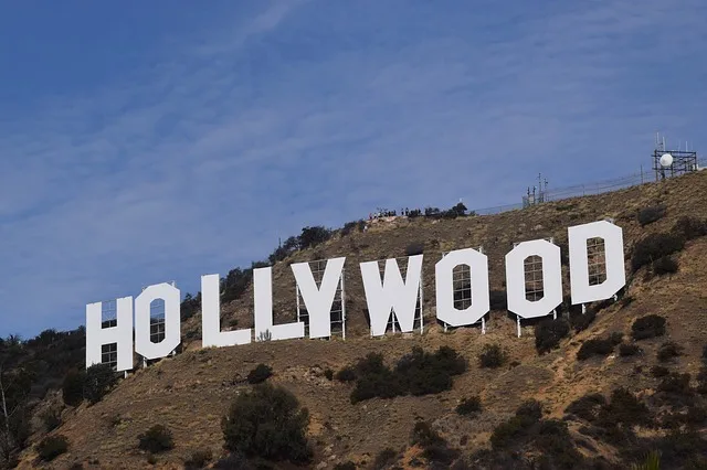 Legendaarisen Hollywood-kyltin historia on värikäs.